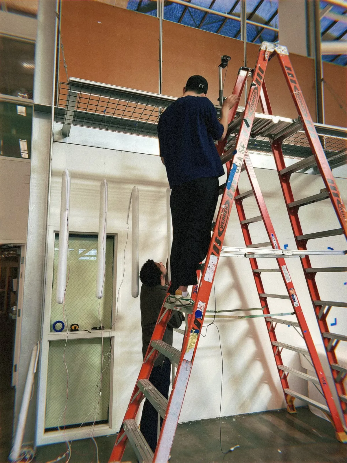 Hanging the tubes from the metal grid